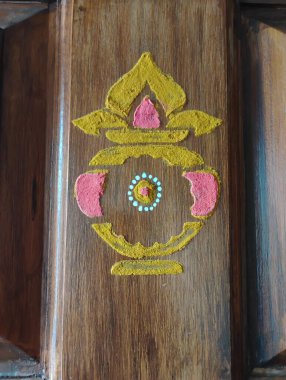 Bangalore giriş kapısının üzerinde Kumkum ve zerdeçal kullanarak Kalash 'ın güzel çiziminin yakın çekimi