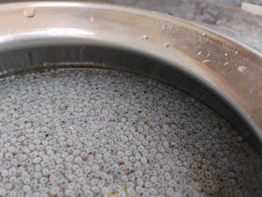 Chia tohumlarından süper yiyecek suyunun yakın plan siyah-beyaz renk dokusu arkaplanı.