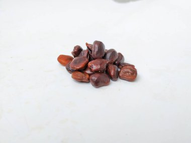 Tamarind Meyve Tohumları Yığını ve deseni beyaz arkaplanda izole edilmiş..