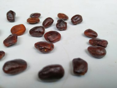 Tamarind Meyve Tohumları Yığını ve deseni beyaz arkaplanda izole edilmiş..