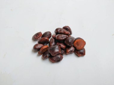 Tamarind Meyve Tohumları Yığını ve deseni beyaz arkaplanda izole edilmiş..