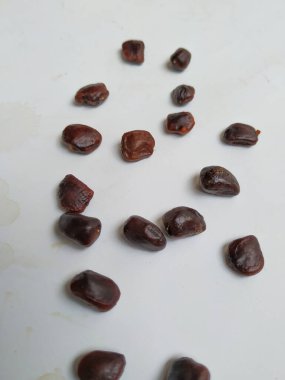 Tamarind Meyve Tohumları Yığını ve deseni beyaz arkaplanda izole edilmiş..