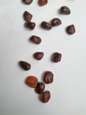Tamarind Meyve Tohumları Yığını ve deseni beyaz arkaplanda izole edilmiş..