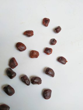 Tamarind Meyve Tohumları Yığını ve deseni beyaz arkaplanda izole edilmiş..