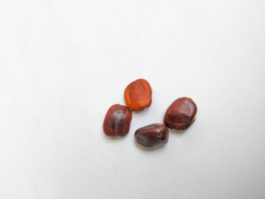 Tamarind Meyve Tohumları Yığını ve deseni beyaz arkaplanda izole edilmiş..
