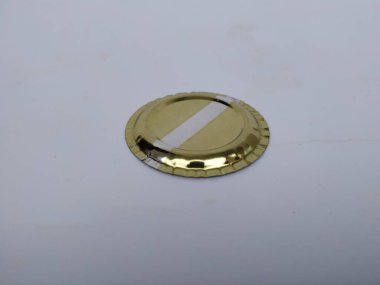 Küçük Metal Sambrani ya da Dhoop Stand / Plate 'in yakın plan görüntüsü beyaz arkaplanda izole edildi