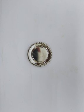 Küçük Metal Sambrani ya da Dhoop Stand / Plate 'in yakın plan görüntüsü beyaz arkaplanda izole edildi