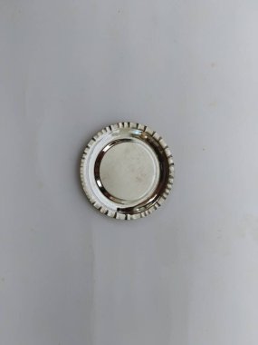 Küçük Metal Sambrani ya da Dhoop Stand / Plate 'in yakın plan görüntüsü beyaz arkaplanda izole edildi