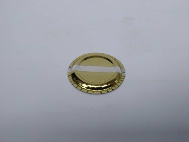 Küçük Metal Sambrani ya da Dhoop Stand / Plate 'in yakın plan görüntüsü beyaz arkaplanda izole edildi