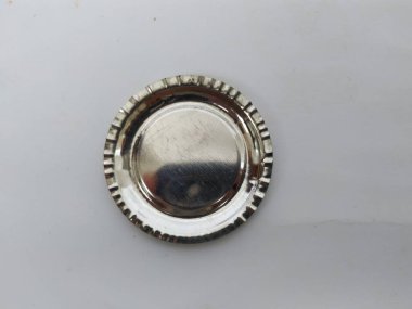 Küçük Metal Sambrani ya da Dhoop Stand / Plate 'in yakın plan görüntüsü beyaz arkaplanda izole edildi