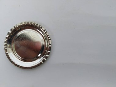 Küçük Metal Sambrani ya da Dhoop Stand / Plate 'in yakın plan görüntüsü beyaz arkaplanda izole edildi