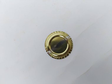 Küçük Metal Sambrani ya da Dhoop Stand / Plate 'in yakın plan görüntüsü beyaz arkaplanda izole edildi