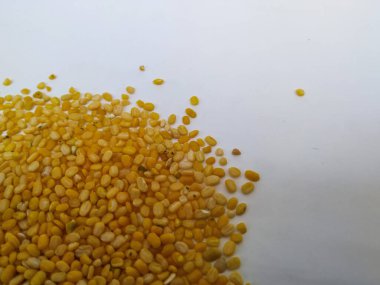 Beyaz Arkaplanda Ham Ham Hesaru Bele veya Moong Dal yığını ve yığını izole edildi