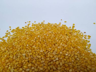 Beyaz Arkaplanda Ham Ham Hesaru Bele veya Moong Dal yığını ve yığını izole edildi