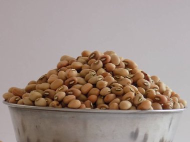 Kurumuş kırmızı renkli inek bezelyesi ya da beyaz arkaplanda Alsande Kalu yığınının yakınlaştırılması.