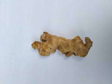 Beyaz arkaplanda taze zencefil kökü veya rhizomu yakın plan