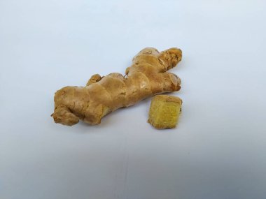 Beyaz arkaplanda taze zencefil kökü veya rhizomu yakın plan