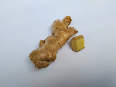 Beyaz arkaplanda taze zencefil kökü veya rhizomu yakın plan