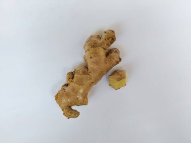 Beyaz arkaplanda taze zencefil kökü veya rhizomu yakın plan