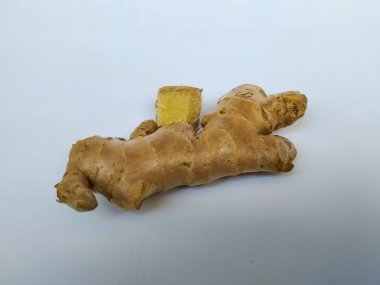 Beyaz arkaplanda taze zencefil kökü veya rhizomu yakın plan