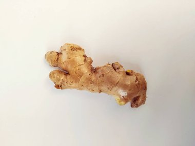 Beyaz arkaplanda taze zencefil kökü veya rhizomu yakın plan