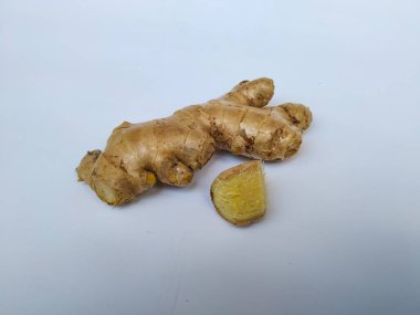 Beyaz arkaplanda taze zencefil kökü veya rhizomu yakın plan