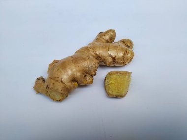 Beyaz arkaplanda taze zencefil kökü veya rhizomu yakın plan