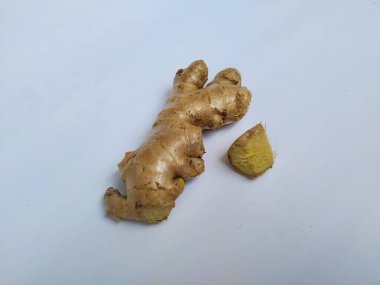 Beyaz arkaplanda taze zencefil kökü veya rhizomu yakın plan