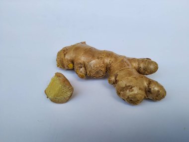 Beyaz arkaplanda taze zencefil kökü veya rhizomu yakın plan