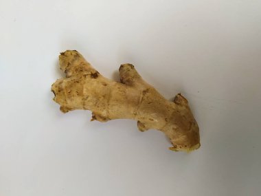 Beyaz arkaplanda taze zencefil kökü veya rhizomu yakın plan