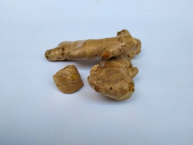 Beyaz arkaplanda taze zencefil kökü veya rhizomu yakın plan