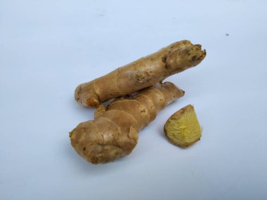 Beyaz arkaplanda taze zencefil kökü veya rhizomu yakın plan