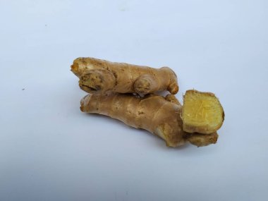 Beyaz arkaplanda taze zencefil kökü veya rhizomu yakın plan