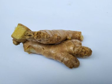 Beyaz arkaplanda taze zencefil kökü veya rhizomu yakın plan