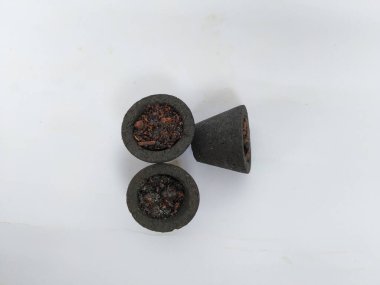 Güzel ve siyah renkli doğal Sambrani fincanları beyaz arka planda izole edilmiştir. Hindu tanrısı için Sambrani.
