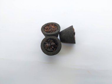 Güzel ve siyah renkli doğal Sambrani fincanları beyaz arka planda izole edilmiştir. Hindu tanrısı için Sambrani.