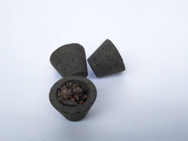 Güzel ve siyah renkli doğal Sambrani fincanları beyaz arka planda izole edilmiştir. Hindu tanrısı için Sambrani.