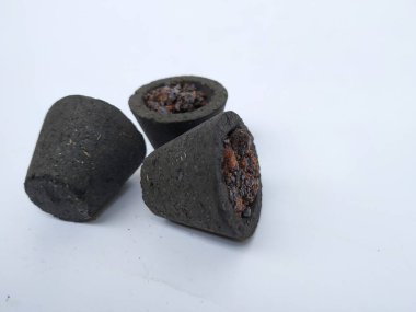 Güzel ve siyah renkli doğal Sambrani fincanları beyaz arka planda izole edilmiştir. Hindu tanrısı için Sambrani.