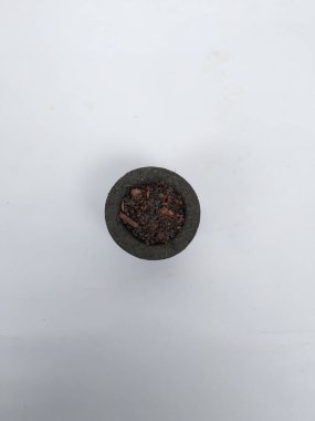 Güzel ve siyah renkli doğal Sambrani fincanları beyaz arka planda izole edilmiştir. Hindu tanrısı için Sambrani.
