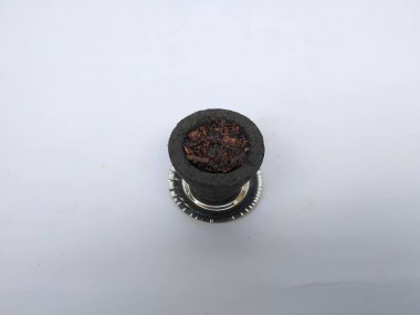 Güzel ve siyah renkli doğal Sambrani fincanları beyaz arka planda izole edilmiştir. Hindu tanrısı için Sambrani.