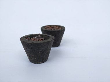 Güzel ve siyah renkli doğal Sambrani fincanları beyaz arka planda izole edilmiştir. Hindu tanrısı için Sambrani.