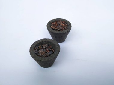Güzel ve siyah renkli doğal Sambrani fincanları beyaz arka planda izole edilmiştir. Hindu tanrısı için Sambrani.