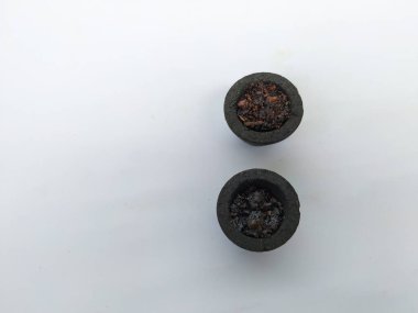 Güzel ve siyah renkli doğal Sambrani fincanları beyaz arka planda izole edilmiştir. Hindu tanrısı için Sambrani.