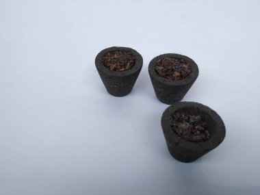 Güzel ve siyah renkli doğal Sambrani fincanları beyaz arka planda izole edilmiştir. Hindu tanrısı için Sambrani.