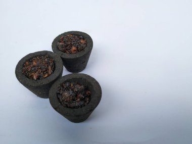 Güzel ve siyah renkli doğal Sambrani fincanları beyaz arka planda izole edilmiştir. Hindu tanrısı için Sambrani.