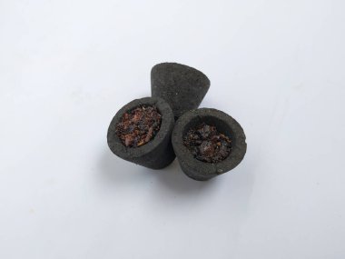 Güzel ve siyah renkli doğal Sambrani fincanları beyaz arka planda izole edilmiştir. Hindu tanrısı için Sambrani.