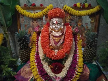 Vara Mahalakshmi Vrata festivali sırasında Tanrıça Lakshmi Heykeli Dekorasyonu 'nun kapanışı. Tanrıça Lakshmi 'yi idame ettirmek için düzenlenen festival..