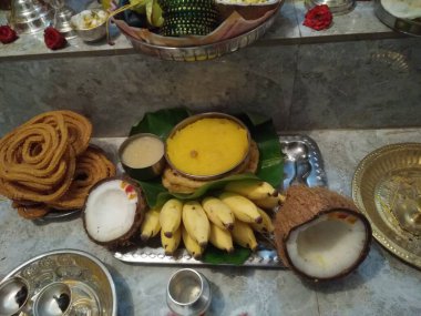 Vara Mahalakshmi Vrata festivali sırasında Tanrıça Lakshmi Heykeli Dekorasyonu 'nun kapanışı. Tanrıça Lakshmi 'yi idame ettirmek için düzenlenen festival..