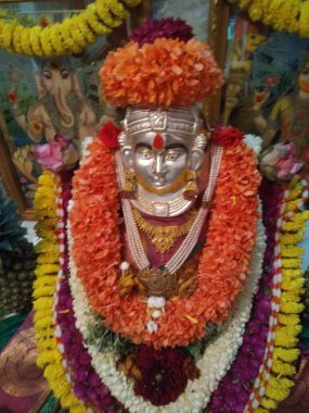 Vara Mahalakshmi Vrata festivali sırasında Tanrıça Lakshmi Heykeli Dekorasyonu 'nun kapanışı. Tanrıça Lakshmi 'yi idame ettirmek için düzenlenen festival..