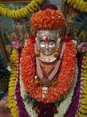 Vara Mahalakshmi Vrata festivali sırasında Tanrıça Lakshmi Heykeli Dekorasyonu 'nun kapanışı. Tanrıça Lakshmi 'yi idame ettirmek için düzenlenen festival..